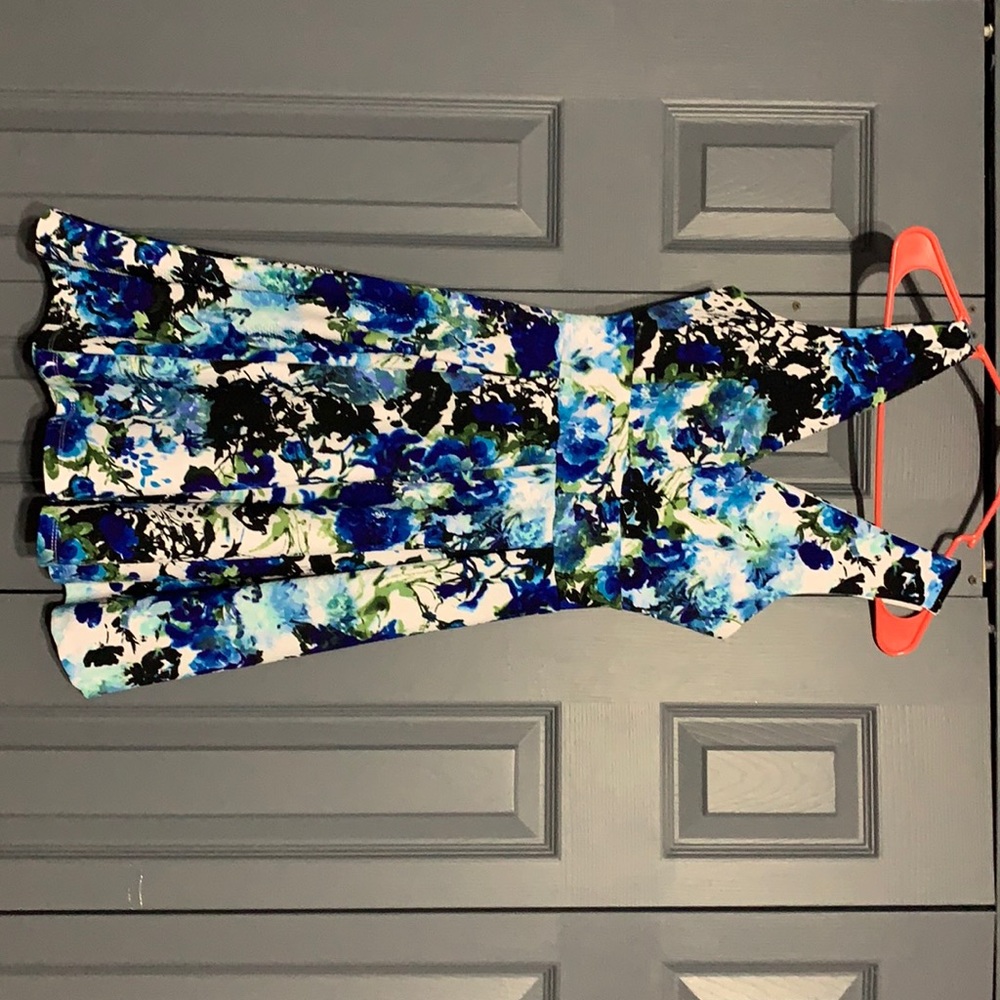 Small Blue Floral Dress with Zipper. B11